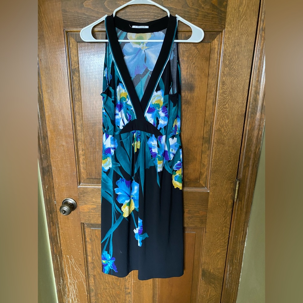 Tahari V neck stretchy floral top